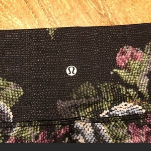 Gorgeous Lululemon Floral Leggings 🌺🌹🌷